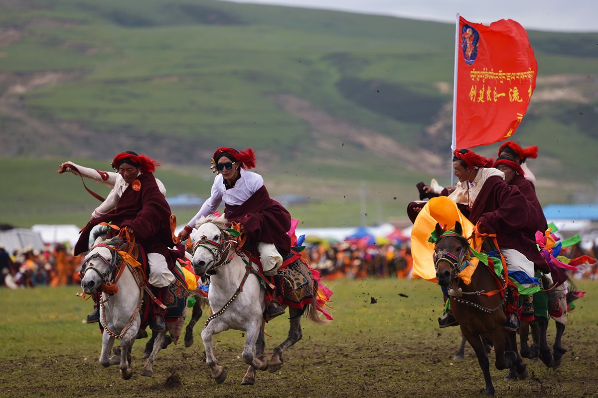 Pferderennenfest (Nomadenfest, Reiterfest) in Litang