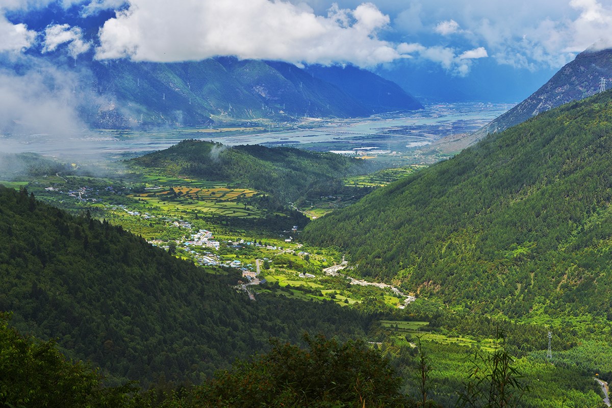 Schöne Landschaft von Linzhi (Nyingchi) | Foto von Liu Bin