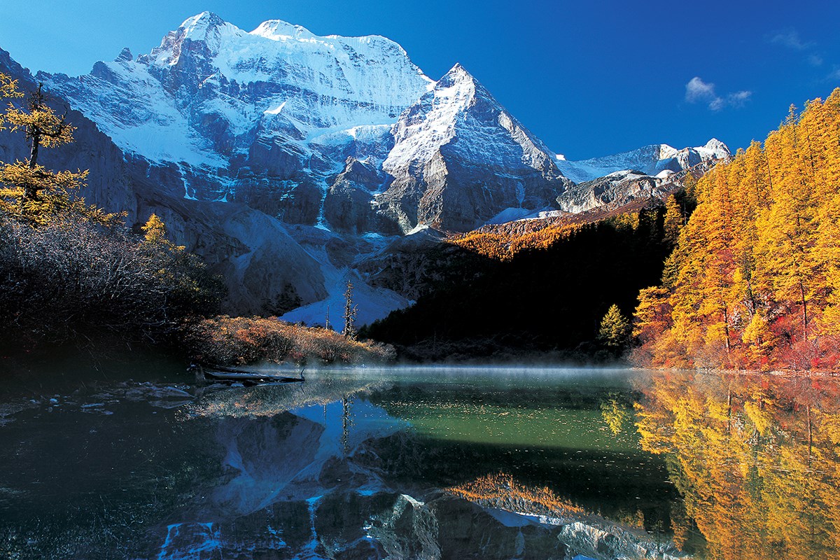 Xiannairi Mountain and Tara Lake_in_Yading 